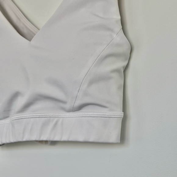 Size 4 Lululemon White Envital Sports Bra B/C Cup Cross back with Padding Pads - Picture 8 of 13